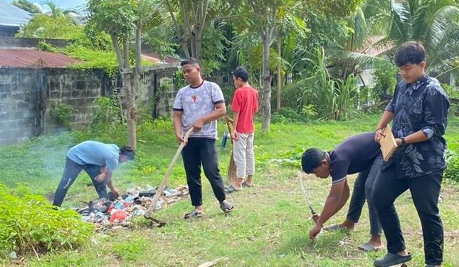 Wujudkan Suasana Bersih, Remaja LDII Banda Aceh Bersihkan Halaman Masjid Al-Mukmin